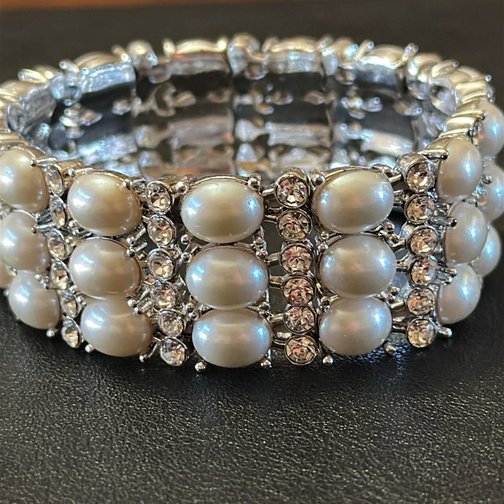 Monet Faux Pearl & Rhinestone Stretch Vintage Bracelet - Picture 11 of 16